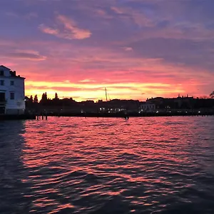 Apartment Harry's Canal View, Venice